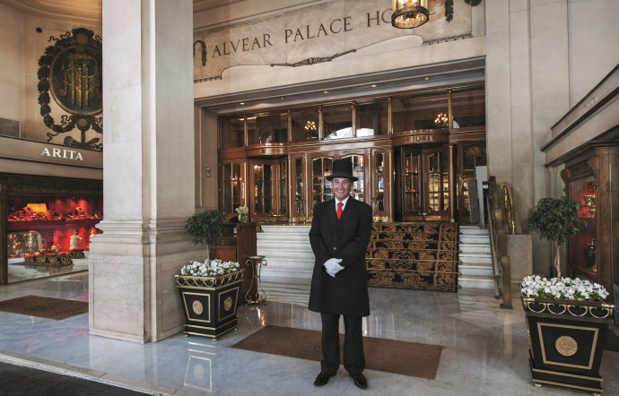 Un Doorman vous accueille à l’entrée du Alvear Palace.