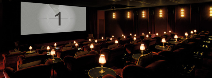 Salle de cinéma privée, pouvant accueillir jusqu’à 57 invités.