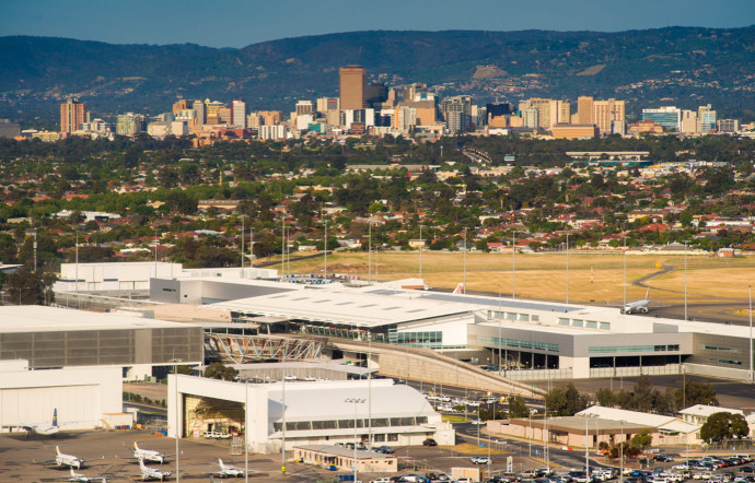 Au premier plan l’Adelaide International Airport, à moins de 6 kilomètres, la skyline du centre d’affaires.