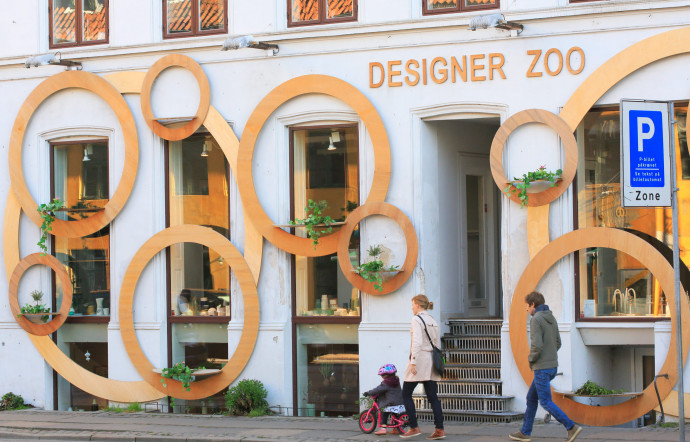 Derrière sa façade graphique, le Designer Zoo abrite un collectif d’artistes et de designers. Parmi eux, Karsten Lauritsen et sa table en forme de haricot, disponible en 90 couleurs !