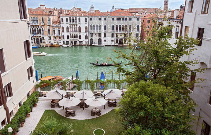 Les jardins de l’hôtel Aman offrent une vue imprenable sur le Grand Canal.