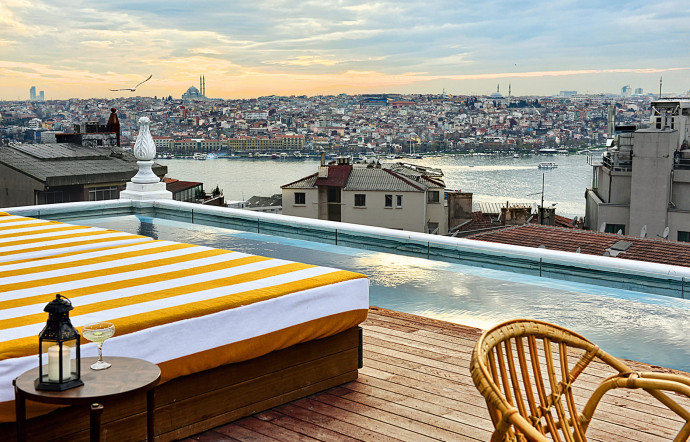 Piscine en rooftop du Soho House Istanbul