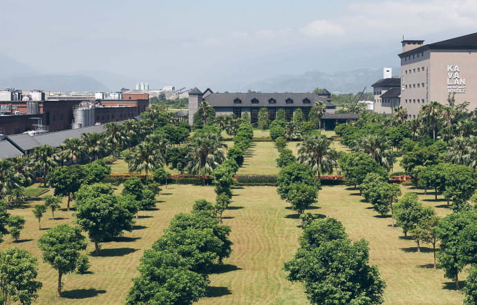 Deux immenses bâtiments bordent la distillerie, qui sont de véritables cathédrales de béton conçues pour résister aux séismes.