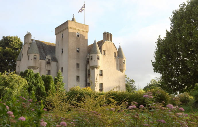 Première étape au Leslie Castle, un château du XIe siècle tombé en ruine puis reconstruit à l’identique dans les années 80. Il a été transformé en bed and breakfast.