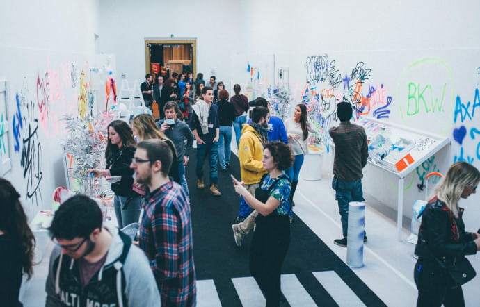L’exposition Art Truc Troc et Design se tient depuis douze ans au Palais des Beaux-Arts – Bozar, à Bruxelles. Une centaine d’artistes y sont exposés et les offres d’échange sont publiques, notées sur des post-it collés autour de l’oeuvre. Celle-ci devient alors aussi importante que les offres elles-mêmes.