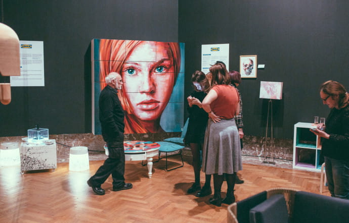 L’exposition Art Truc Troc et Design se tient depuis douze ans au Palais des Beaux-Arts – Bozar, à Bruxelles. Une centaine d’artistes y sont exposés et les offres d’échange sont publiques, notées sur des post-it collés autour de l’oeuvre. Celle-ci devient alors aussi importante que les offres elles-mêmes.