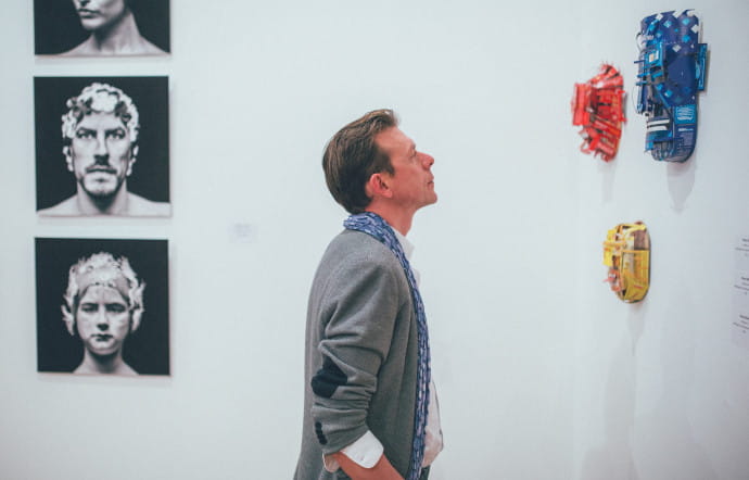 L’exposition Art Truc Troc et Design se tient depuis douze ans au Palais des Beaux-Arts – Bozar, à Bruxelles. Une centaine d’artistes y sont exposés et les offres d’échange sont publiques, notées sur des post-it collés autour de l’oeuvre. Celle-ci devient alors aussi importante que les offres elles-mêmes.
