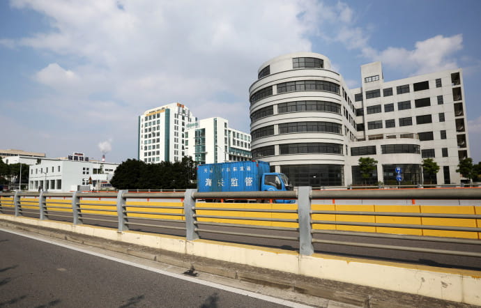 Grâce à sa zone de libre-échange, Shanghai devait gagner en attractivité pour s’affirmer face à Hong Kong et Tokyo, tandis que les entreprises et les banques pouvaient bénéficier d’avantages non autorisés dans le reste de la ville et du pays.