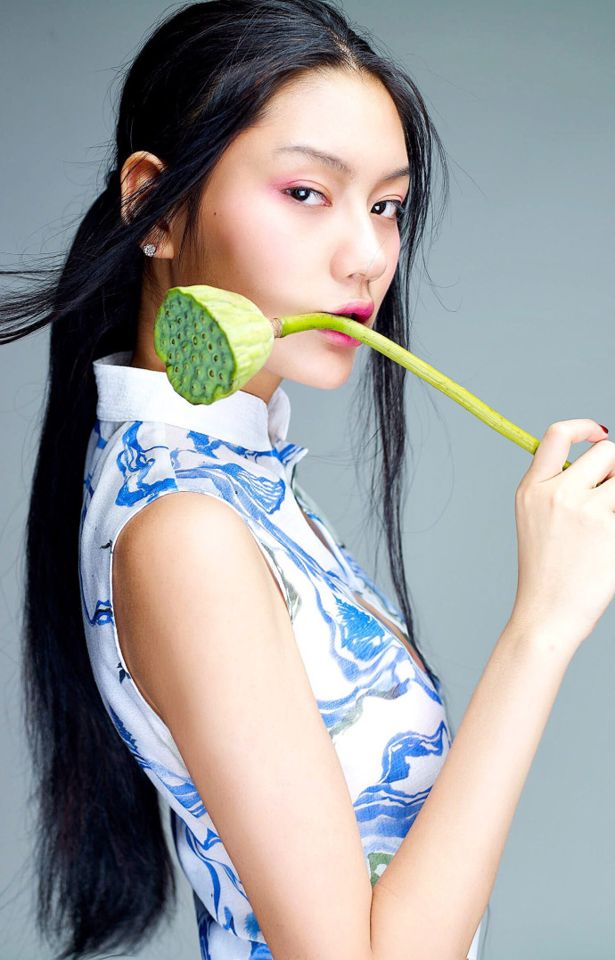La mannequin Maxine Li est l’étoile montante de Shanghai et l’égérie des 3 marques alternatives locales Urlazh, Doris Zhang et Poesia.