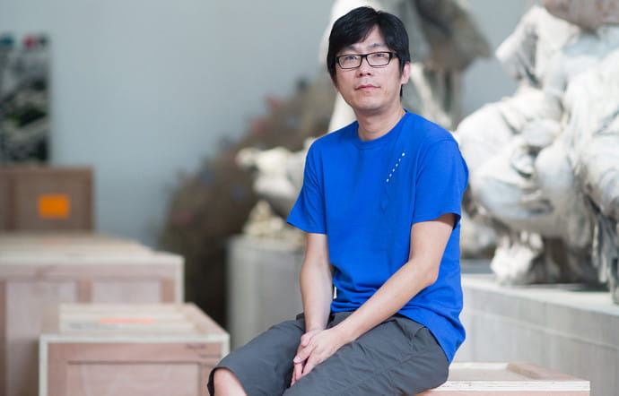 Xu Zhen dans son atelier de Songjiang, une banlieue de Shanghai.