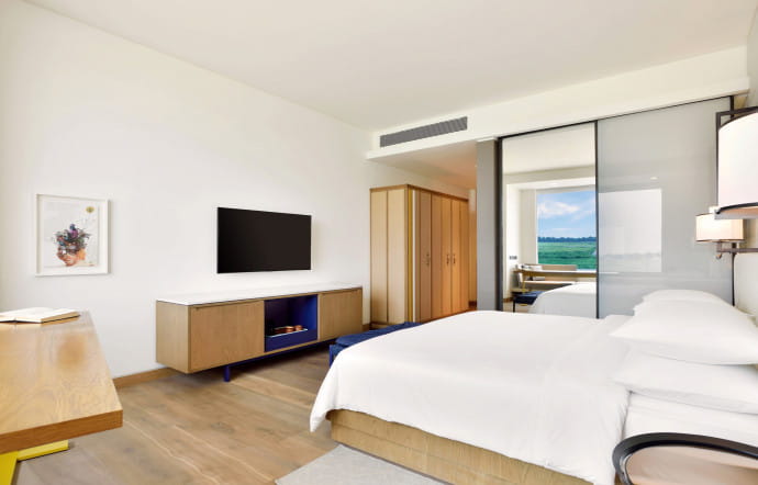 L’une des 401 chambres -dont 45 suites – du Andaz Delhi, où l’on trouve a chaque fois une pièce d’art local, au milieu d’un cocon de modernité et de sobriété.