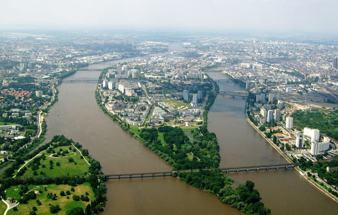 L’Île de Nantes, ancienne friche industrielle en plein centre-ville… C’est grâce à cet espace disponible en son cœur – situation exceptionnelle en Europe – que la ville a pu se reconstruire, vitesse grand V !