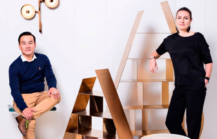 Les bibliothèques en laiton « Shui Di », de Xu Ming et Virginie Moriette, du studio MVW pour jouer avec les vides et les pleins.