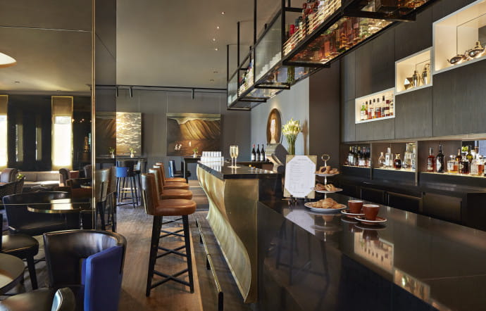 Le bar de l’hôtel, temple de la mixologie.