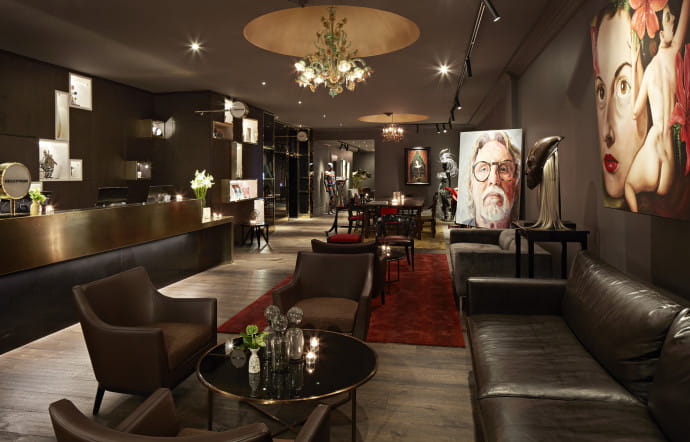 Œuvres d’art locales, mobilier de style, la signature QT.