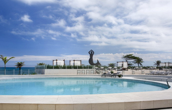L’art est omniprésent dans l’hôtel, jusqu’au bord de la piscine avec cette statue de sirène sortie de l’imagination du sculpteur brésilien Alfredo Ceschiatti !