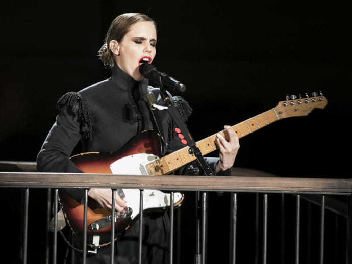 Anna Calvi en live au défilé Burberry