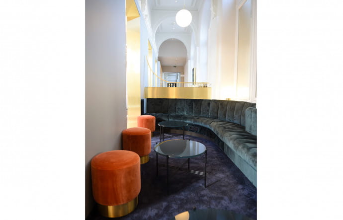 Ambiance feutrée et mobilier design pour les titulaires d’un billet Business Premier et les détenteurs de la Carte Blanche.