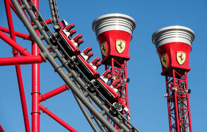 Un tel parc permet au commun des mortels de profiter de l’expertise Ferrari, en matière de mécanique et de vitesse.