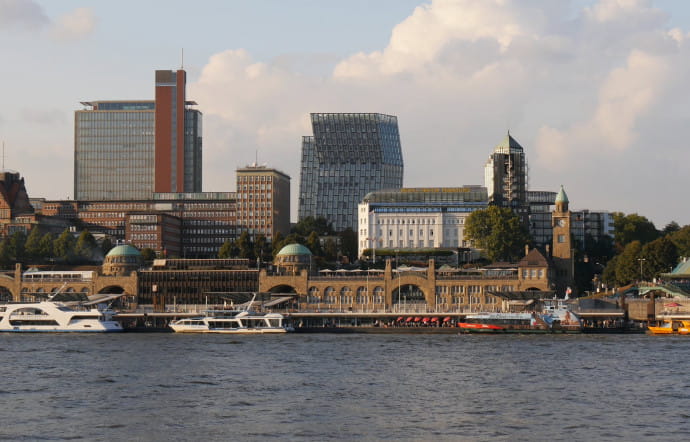 Vue sur les Landungsbrücken de Sankt Pauli… Une mosaïque d’architectures.
