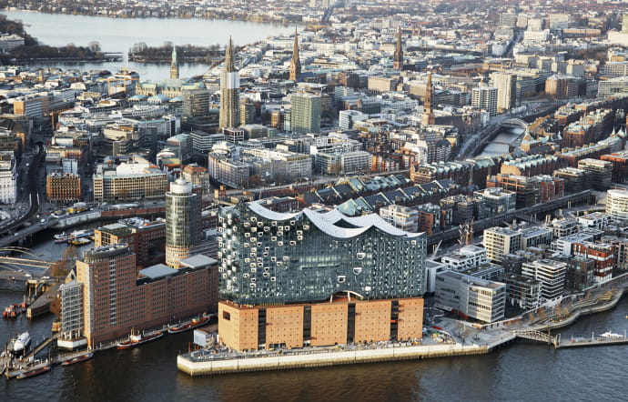 L’Elbphilharmonie, construite à partir d’un ancien hangar du Speicherstadt, le quartier des entrepôts.