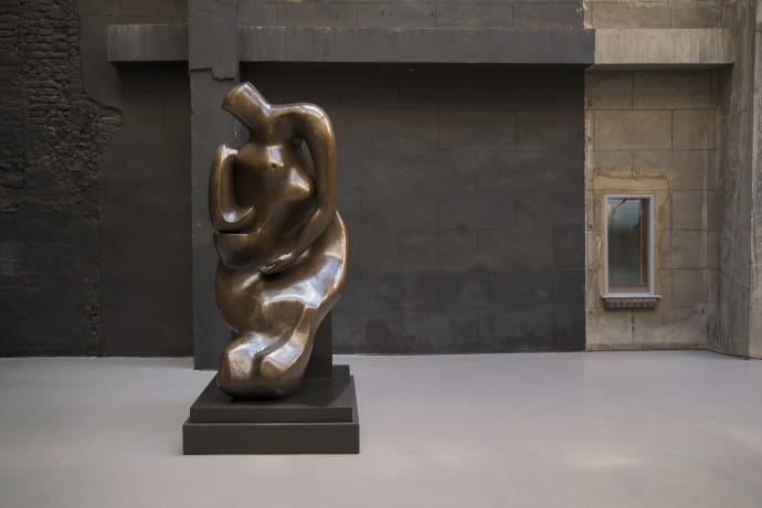 Burberry - sculpture d'Henry Moore exposée à Makers House