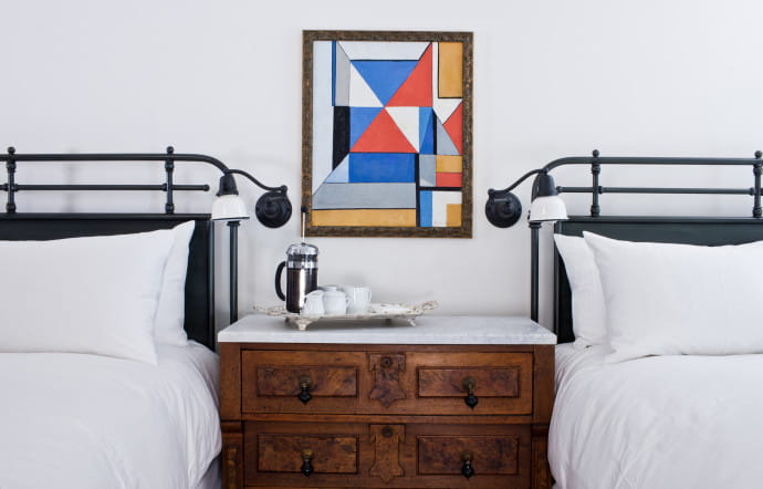 Le style est épuré dans les chambres, les touches de couleur se font discrètes mais efficaces.
