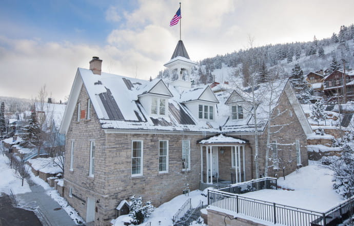 L’hôtel se trouve au pied des pistes de Park City et à 45 minutes de l’aéroport de Salt Lake City.
