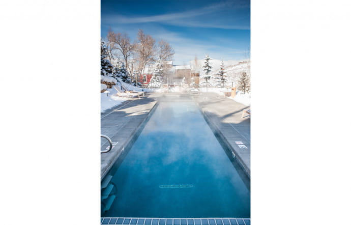 La piscine chauffée sur la terrasse.