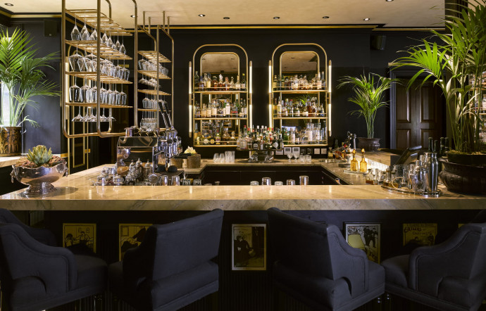 Niché au cœur de South Kensington depuis 1978, le bar à cocktails du Blakes Hotel – l’un des premiers boutique-hôtels au monde – est une vraie pépite. On y retrouve une ambiance feutrée au rez-de-chaussée mais encore plus au sous-sol, avec musique jazz live les samedis soir. Lumières sombres et meubles laqués, c’est parfait pour un rendez-vous romantique. Commencez par siroter un Chai Tea Martini : gin au safran, saké, chai tea et sirop de riz… puis laissez-vous tenter au gré de vos envies, la carte ne manquera pas de vous inspirer.