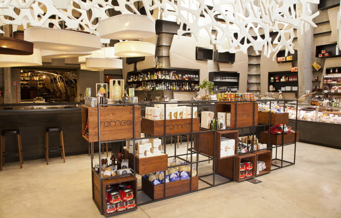 Boucherie, boulangerie, ou bar à cocktail ? Chez Romeo Chef & Baker tout est possible.