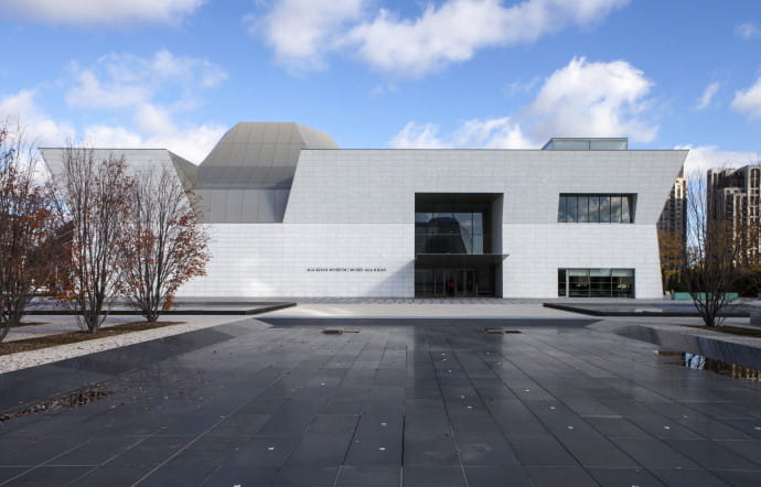 Le musée Aga Khan, consacré à l’héritage artistique, intellectuel et scientifique des civilisations islamiques, présente plus de 1 000 œuvres, issues notamment de la collection de l’Aga Khan.