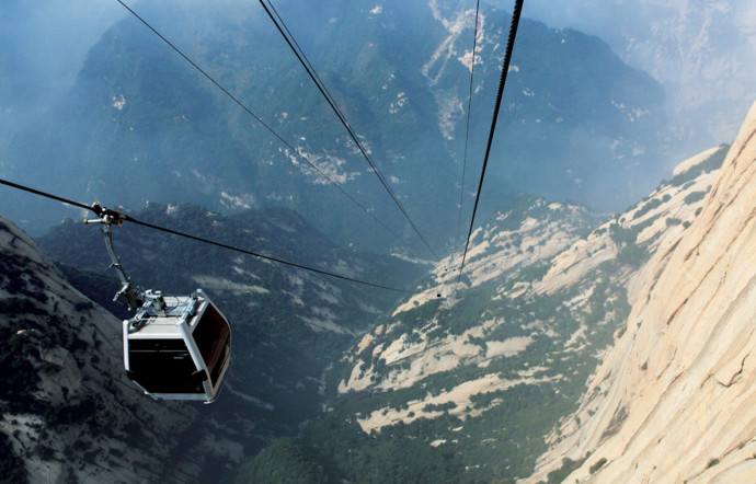 Une télécabine télécabine de 4,2 km de long installée à 2120 m sur le mont Huashan, en Chine.