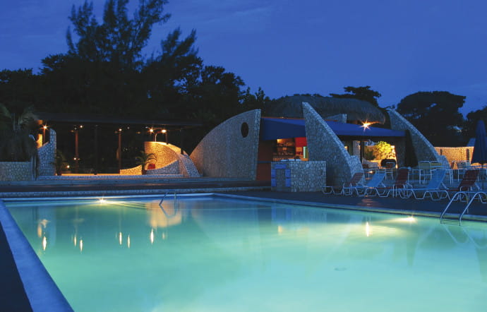 Une piscine vintage, parfait pour siroter un cocktail avant d’affronter le Dr No.