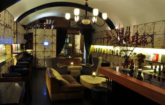La dolce vita devient réalité au Salotto 42, café littéraire et lounge bar.