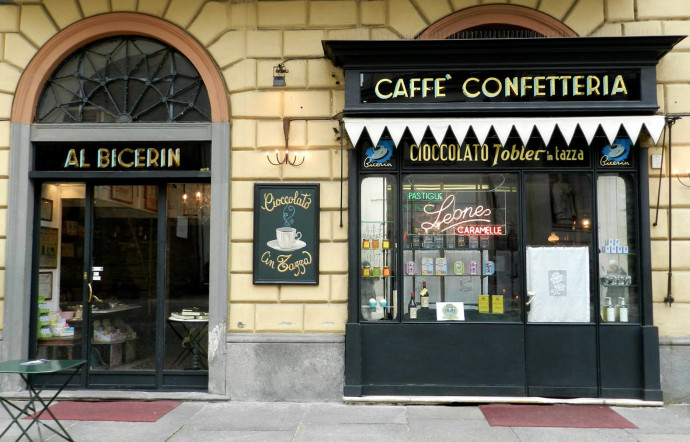Pour comprendre Turin, il faut se perdre dans le dédale de ses ruelles et s’arrêter dans les cafés historiques, profondément ancrés dans les mœurs et la culture de la ville. En dehors de la passion subalpine pour les gourmandises et la tradition du chocolat, c’est l’exil des intellectuels qui détermina, au XIXe siècle, la mode des cafés, points de rendez-vous dans la lutte pour l’unité italienne. La Piazza della Consolata est l’une de ces délicieuses étapes, avec son Bicerin, inventeur de la boisson du même nom, mélange de café et de chocolat. Accolé à une ancienne confiserie, il n’a pas changé d’une boiserie depuis 1763.