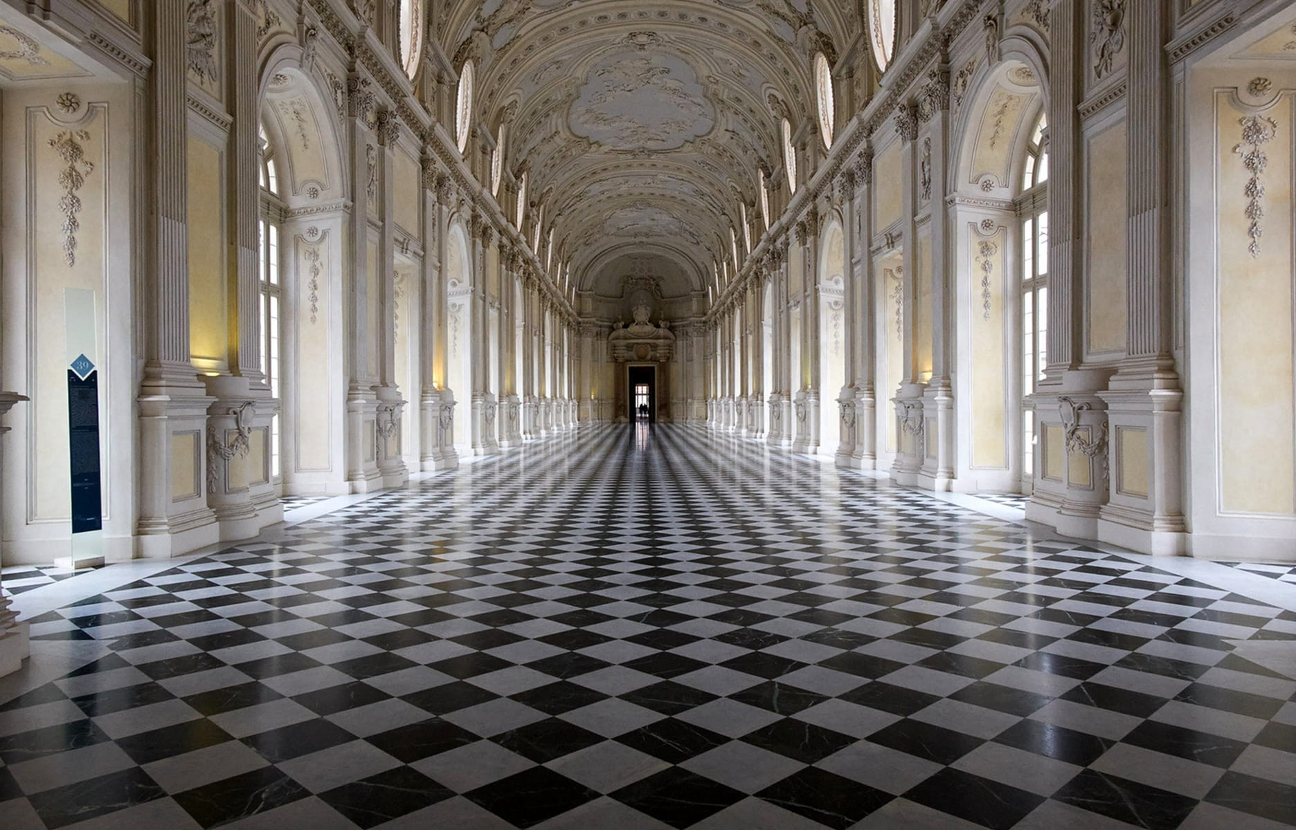 L’ancienne résidence de campagne des ducs de Savoie est le Versailles turinois. Le plus imposant des 18 châteaux qu’ils possédaient dans la région fut longtemps abandonné aux chèvres, avant une restauration titanesque. Le résultat, stucs, galeries des glaces et jardins à la française, est émouvant.