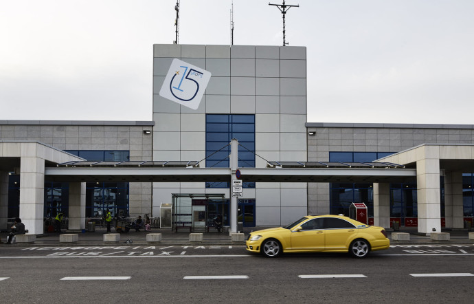 L’aéroport international Elefthérios-Venizélos, situé à 30 km du centre d’Athènes, a remplacé l’ancien aéroport d’Hellinikon, qui se trouvait dans la ville.