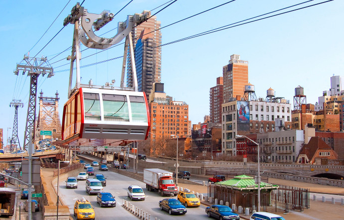 Le tramway aérien de New York survole l’East River et permet de rallier Roosevelt Island depuis Manhattan en moins de trois minutes.