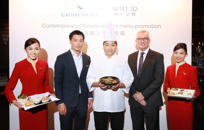 Le chef Lee Man Sing, du restaurant hong-kongais Mott 32, (au centre) pour Cathay Pacific.