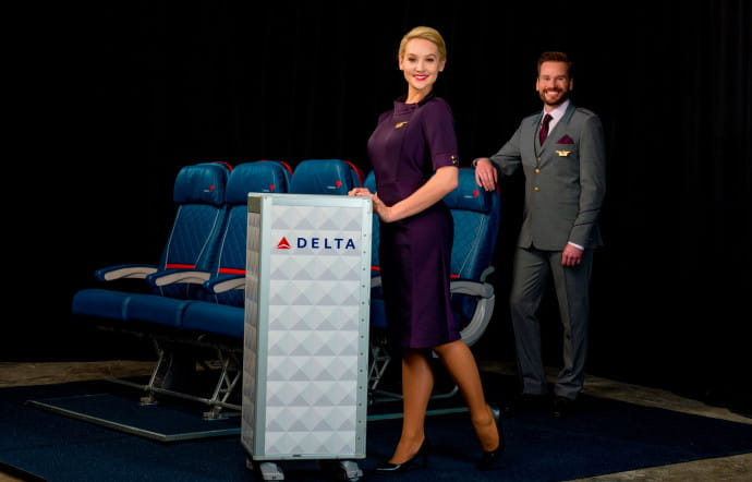 Uniformes pour Delta Airlines par le styliste new-yorkais Zac Posen.