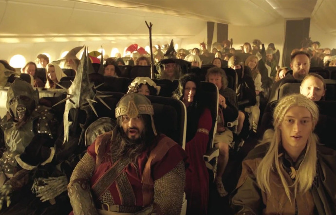 À l’occasion de la sortie du film Le Hobbit, la compagnie aérienne néo-zélandaise Air New Zealand a réalisé une vidéo des consignes de sécurité avec des personnages issu des films Le Seigneur des Anneaux et Le Hobbit, tournés en Nouvelle-Zélande.