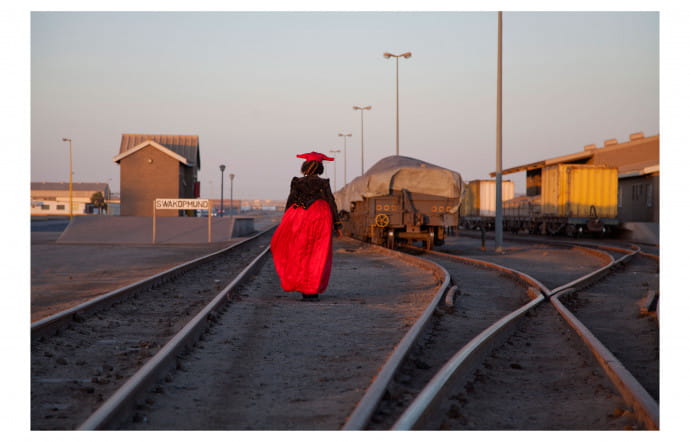« Remembering those who built this line », Swakopmund, Namibie (2012), de la photographe namibienne Nicola Brandt.