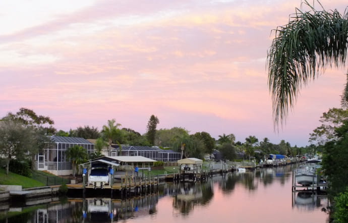 Une infime portion des 400 miles (environ 643 kilomètres) de canaux sur lesquels se sont construites Cape Coral et Fort Myers.