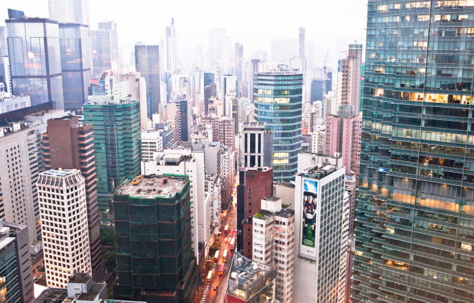 Les tours hissées vers le nouages de Hong Kong.
