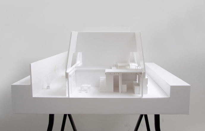 Coupe d’une maison Naked House.