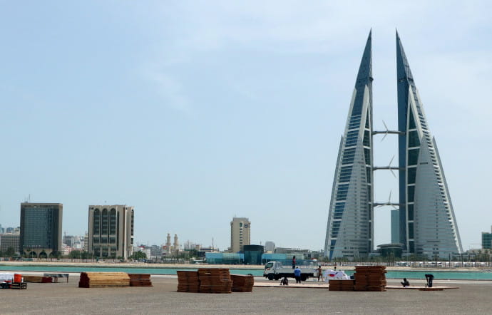 La Bahrain World Trade Center, plus haute tour de la ville, fait face aux travaux de The Avenues, de l’autre côté de la corniche. Illustration d’une capitale qui se transforme et n’est qu’au début de son développement du tourisme.