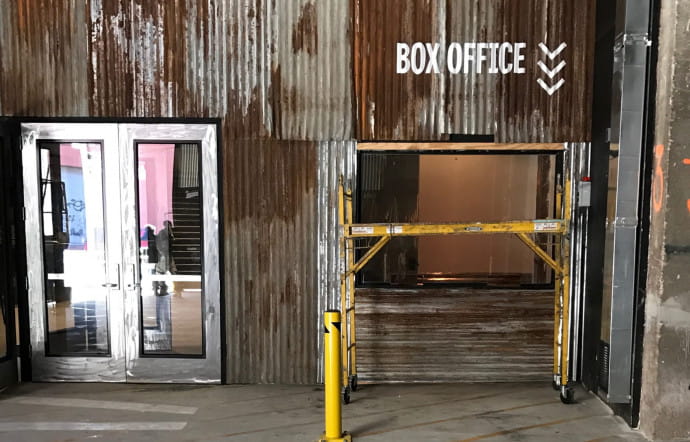 Le Brooklyn Steel a conservé un style industriel en s’installant dans une ancienne aciérie.