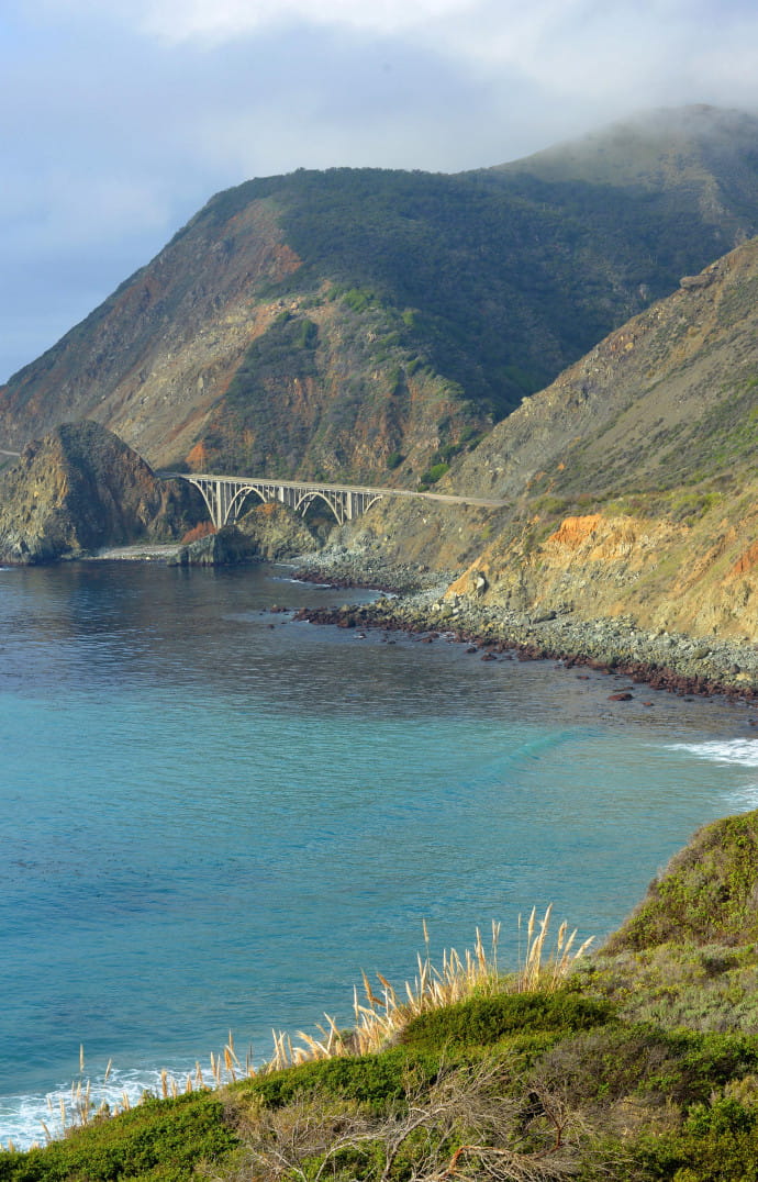 Le Big Creek Bridge, construit en 1937, enjambe le Big Creek Canyon, sur la Route 1, le long de l’océan Pacifique, où il n’est pas rare de croiser des colonies d’éléphants de mer, comme ici, à Cambria.