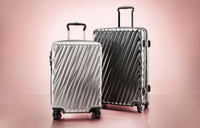 La marque américaine Tumi a été rachetée par le leader mondial, Samsonite. La collection «19 Degree» est revêtue d’un aluminium aérien.
